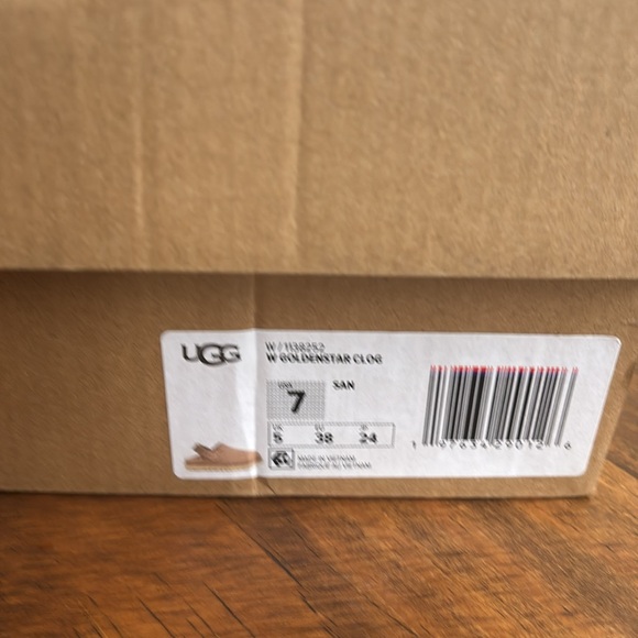 NWT UGG Goldenstar
Clog Sand 7 - Picture 12 of 13